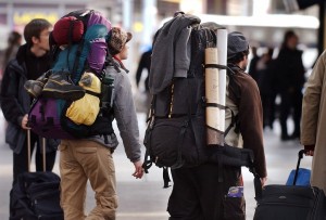 BAHNHOF, REISEN, GEPAECK, KOFFER, SBB, EISENBAHN, RUCKSACK, FERIEN, PASSAGIER, PASSAGIERE, FAHRGAST, FAHRGAESTE